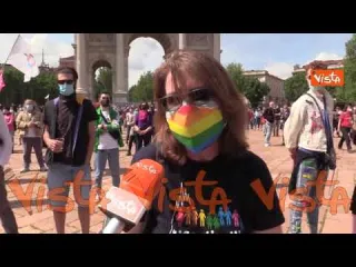 Piazza piena all’Arco della Pace per il Ddl Zan: “Vogliamo il diritto di amare chi vogliamo”