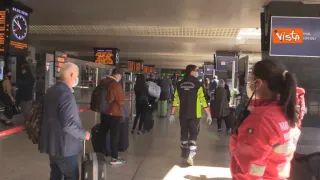 Mascherine, controlli e distanziamento nei vagoni: così riparte la stazione Termini (VIDEO)