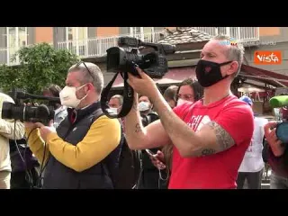 Una panchina per i lavoratori a Napoli, de Magistris: "Italia non è Repubblica fondata sul lavoro"