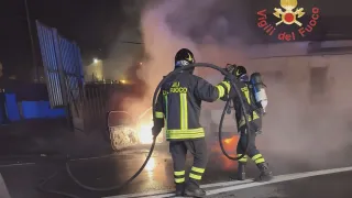 Auto contro muro si incendia: paura nella notte a Catanzaro