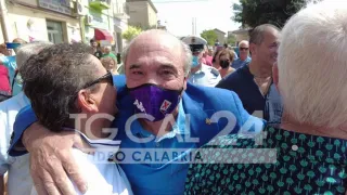 VIDEO | Rocco Commisso torna nella sua Marina di Gioiosa Jonica: è bagno di folla