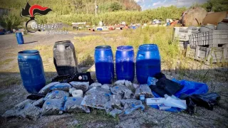 Droga, pistole e due kalashnikov trovati tra Limbadi e Rosarno: due persone arrestate (VIDEO)