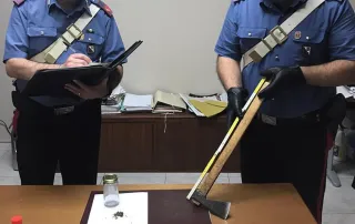 Minaccia i familiari con un'ascia, 18enne arrestato a Trebisacce