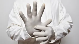 Coronavirus e guanti, l'Oms non ne raccomanda l'uso: «Possono aumentare il rischio di infezione»