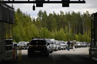 Code di auto al confine russo: in fuga migliaia di uomini per evitare arruolamento forzato in guerra