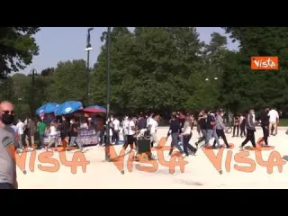 Folla al parco Sempione a Milano nelle ultime ore di restrizioni