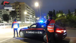 Spara verso l'abitazione di un uomo ferendolo gravemente, arrestato