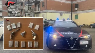 Controlli dei Carabinieri: arrestato 18enne per detenzione illegale di pistola, trovate armi e droga (VIDEO)