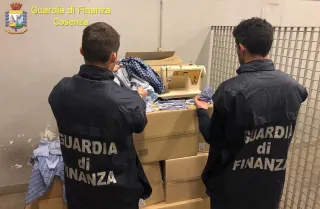 Mascherine in vendita con rincari fino al 3000%. La Gdf denuncia tre esercenti di Cosenza