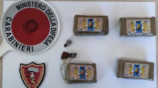 In viaggio con 400 grammi di hashish: arrestato 65enne