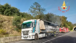 In fiamme sulla 107 tir che trasportava acqua potabile