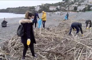 Scalea, volontari puliscono la spiaggia per un futuro libero dalle plastiche
