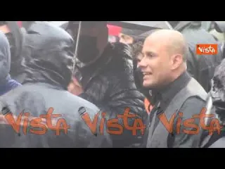 La pioggia non ferma i manifestanti “Io Apro”. Le tensioni con la polizia a un passo da Montecitorio