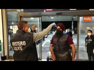 Variante indiana, controlli all'aeroporto di Fiumicino sui passeggeri appena sbarcati dall'India