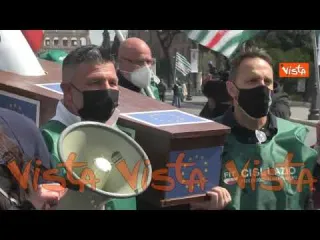 Il “funerale” di Alitalia alla protesta dei lavoratori del trasporto aereo di fronte al Campidoglio