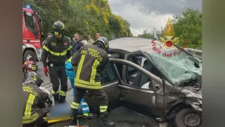 Incidente sulla Statale 107, due feriti estratti dalle lamiere