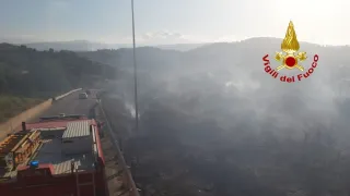 Vasto incendio a Squillace, in fiamme la macchia mediterranea