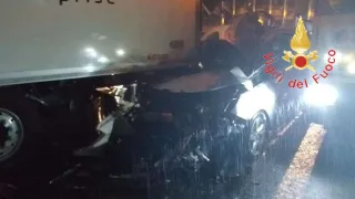 Incidente mortale sull'A2: due vittime e otto feriti