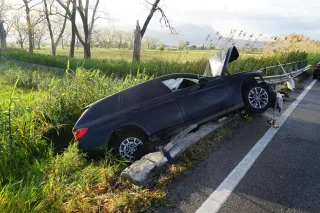 Incidente sulla ss 18 a Scalea, auto finisce fuori strada: illeso il conducente