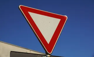 Scoppia la lite per una precedenza non data: due misure cautelari nel Crotonese
