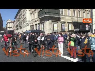 Le Frecce Tricolori passano sopra Via del Corso gremita di persone