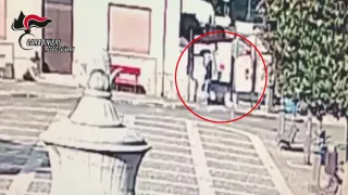 Strappa manifesti elettorali perchè coprono necrologio: denunciato