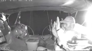 Abbordaggio israeliano alla Flotilla: attivisti con le mani in alto