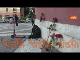 Tra bandiere tricolori e drappi rossi, ecco come alla Garbatella a Roma si festeggia il 25 aprile