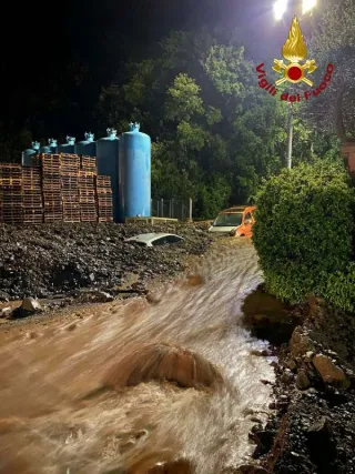 Bomba d'acqua nel Vibonese: danni e numerosi interventi dei Vigili del Fuoco (VIDEO+FOTO)
