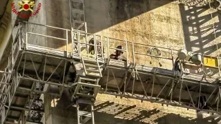 Operai bloccati su due piattaforme sospese recuperati dai Vigili del fuoco (VIDEO)