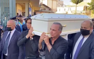 Soverato piange a Simona Cavallaro: folla commossa ai funerali della ragazza uccisa da un branco di cani