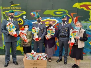 Reggio Calabria: la Guardia di Finanza dona uova di cioccolata ai bimbi di una casa famiglia