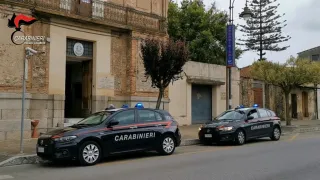 Presunti abusi sessuali su una 13enne: sospeso collaboratore scolastico