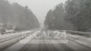(VIDEO) Maltempo, neve in Sila: temperature artiche, ma la viabilità resta sotto controllo