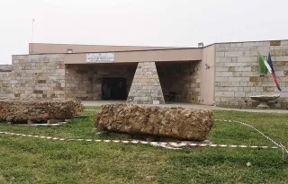 Tornano visibili i tesori del Museo di Capocolonna: è c'è anche una lucerna recuperata in mare (FOTO)