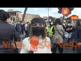 “Vogliamo capire che fine faremo”. I lavoratori di Alitalia alla protesta davanti al Campidoglio