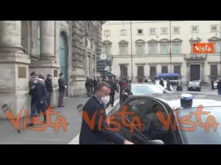 Il presidente Draghi lascia la sala polivalente dopo la conferenza stampa
