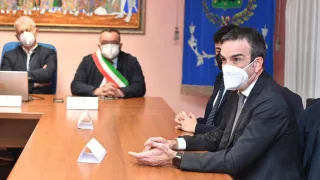 Occhiuto a Platì: «Prepotenti possono incendiare mille portoni, ma non possono vincere»