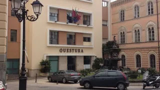 Va a richiedere il permesso di soggiorno, ma è ricercato: arrestato