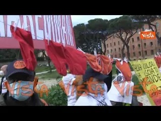 ”Siamo in mutande, vogliamo lavorare” lo striscione dei manifestanti al Circo Massimo