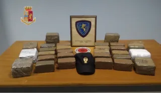 In autostrada con 19 kg di marijuana nell'auto, arrestato 79enne romano
