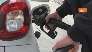 Caro benzina, scatta la riduzione del prezzo: pubblicato in Gazzetta Ufficiale il decreto legge
