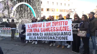 Abramo Customer Care: i lavoratori protestano sotto il palco Rai a Crotone