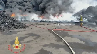 Lamezia Terme, domato il maxi incendio nella zona industriale