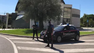 Fugge all'alt dei Carabinieri e getta dall'auto una pistola: arrestato 28enne a Rende