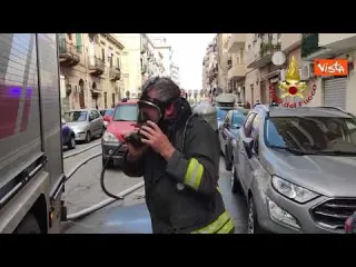 Evacuato intero palazzo per un incendio a Palermo, le immagini dell'intervento dei Vigili del fuoco