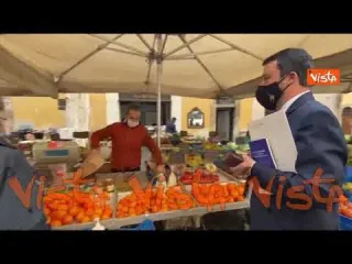 Salvini al mercato: “Guarda che ho nel portafogli” e mostra le Mille Lire. Un commerciante: "Magari"