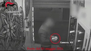 Scassinavano distributori automatici per rubarne l'incasso: tre arresti nel Crotonese (VIDEO)