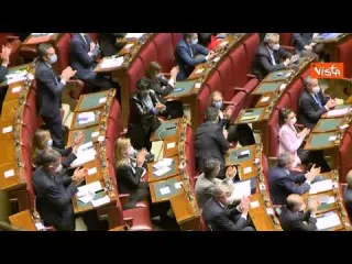 Draghi a Montecitorio, standing ovation alla fine del discorso
