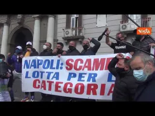Partite iva in piazza a Napoli portano 15 croci come simbolo delle tasse da pagare
